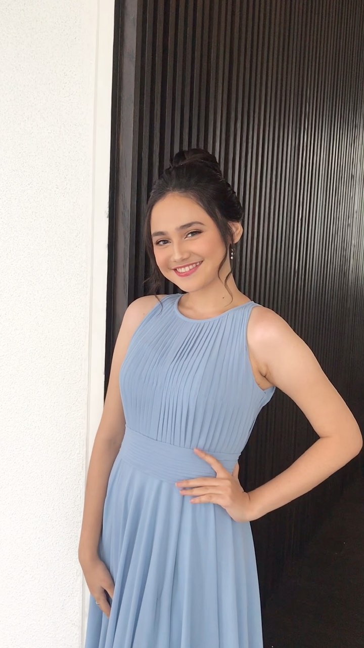 10 Gaya seleb hadiri resepsi Ali Syakieb dan Margin Wieheerm, elegan