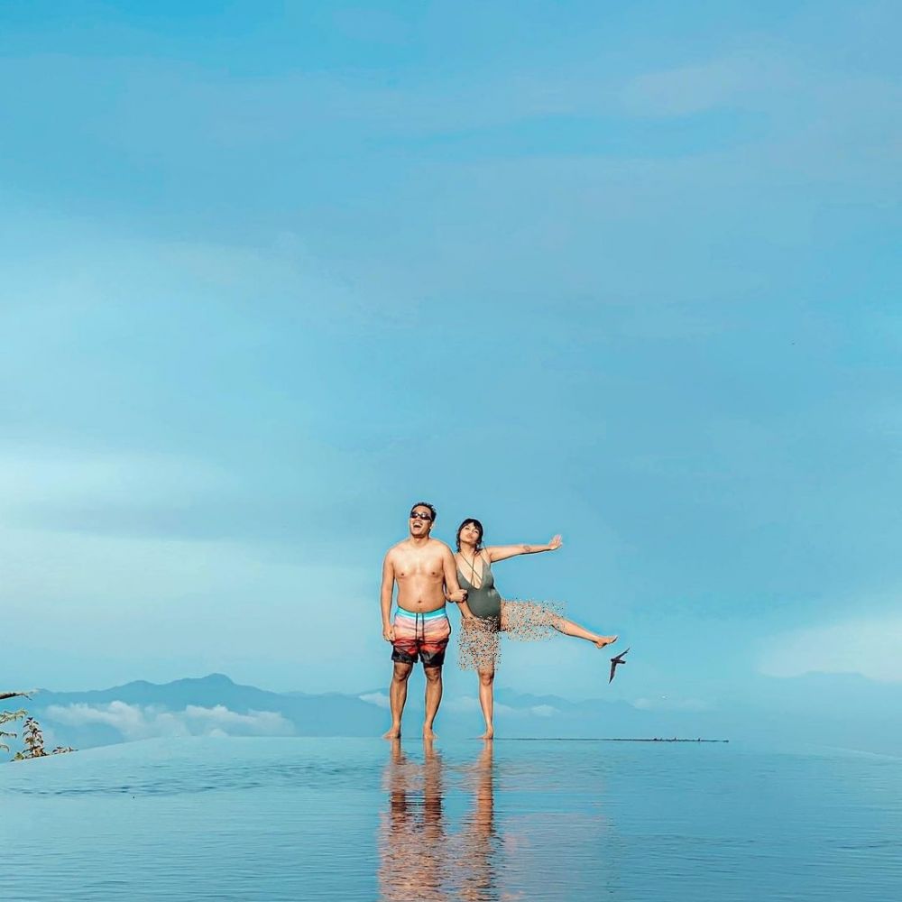 Unggah foto liburan bareng suami, perut Vanessa Angel bikin salfok