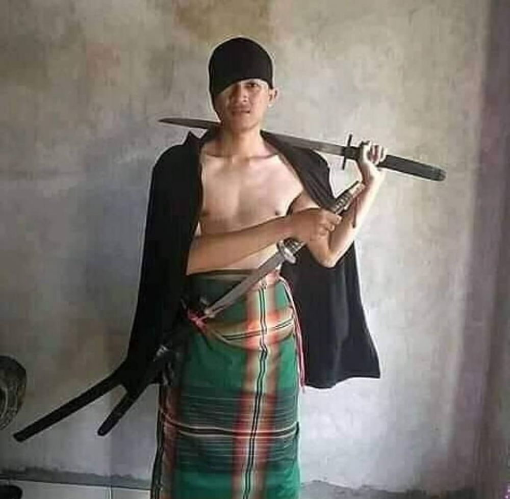 8 Potret unik orang bawa pedang, bak ninja
