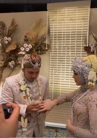 10 Momen akad nikah Kesha Ratuliu dan Adhi Permana, khidmat