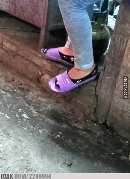 10 Cara pakai sepatu antimainstream ini bikin senyum lebar