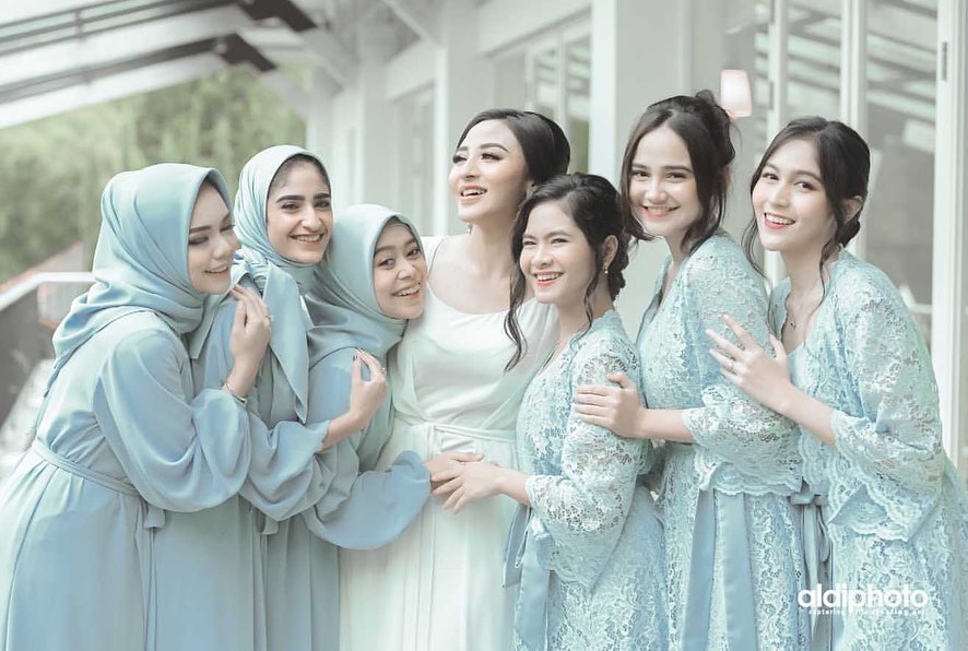 10 Potret bridesmaid pernikahan Ali Syakieb dan Margin Wieheerm
