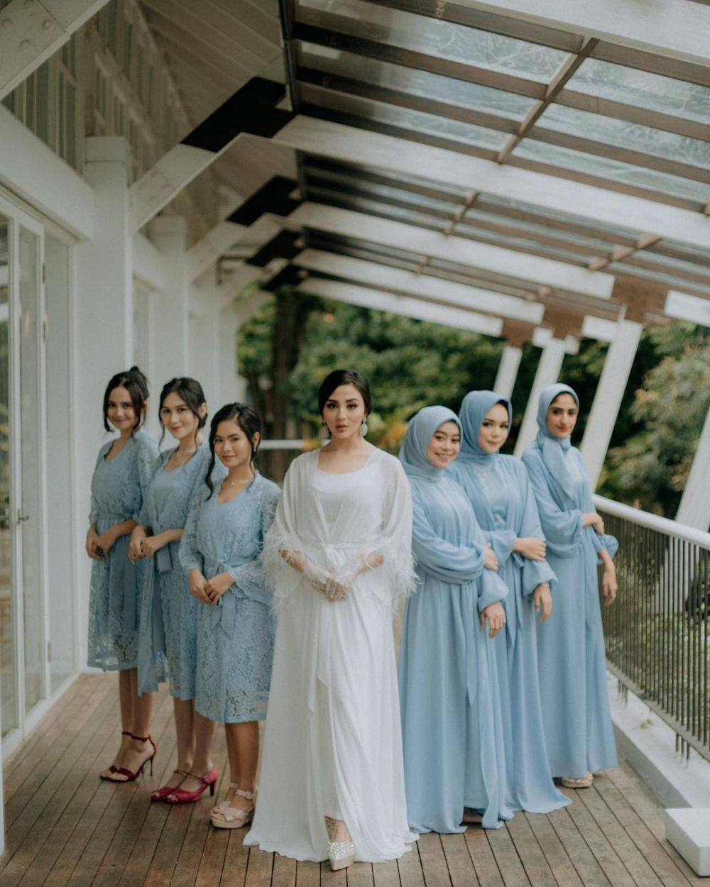 10 Potret bridesmaid pernikahan Ali Syakieb dan Margin Wieheerm