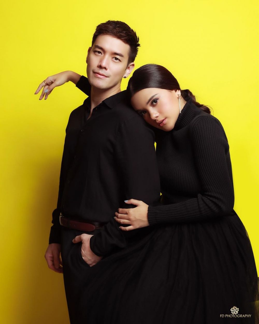 7 Maternity shoot Audi Marissa & Anthony Xie bertema couple in black