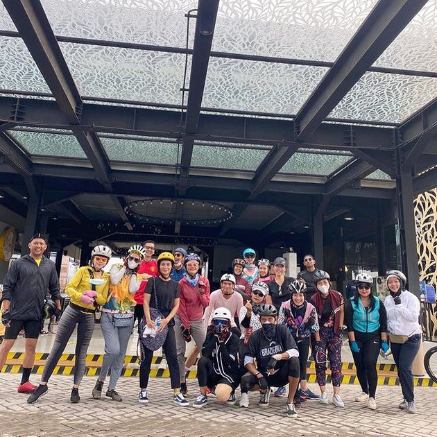 8 Potret Ikke Nurjanah & Karlie sebelum menikah, sering gowes bareng