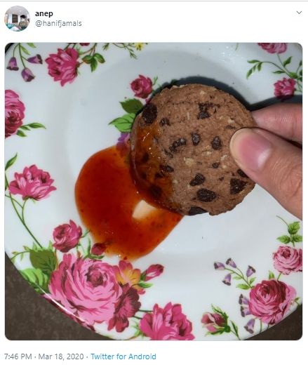 20 Cara antimainstream makan biskuit ini unik, ada yang dibakar