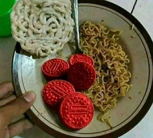 20 Cara antimainstream makan biskuit ini unik, ada yang dibakar