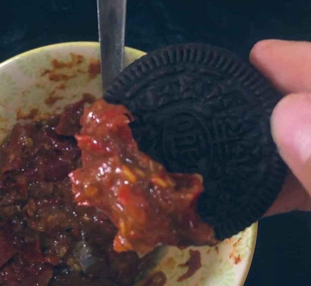 20 Cara antimainstream makan biskuit ini unik, ada yang dibakar