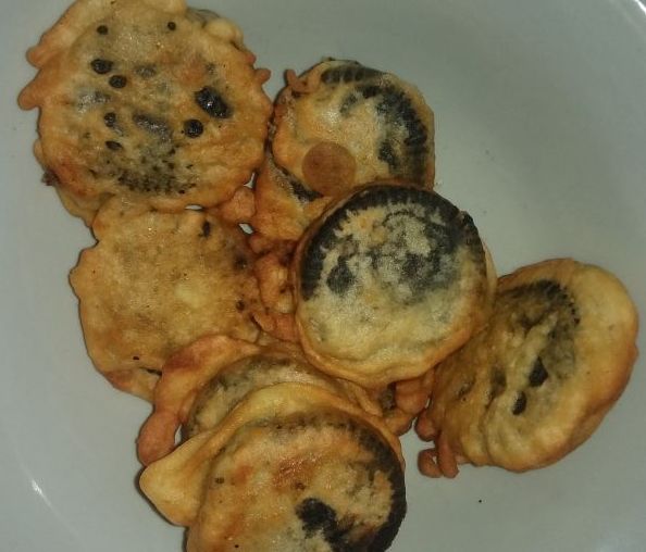 20 Cara antimainstream makan biskuit ini unik, ada yang dibakar