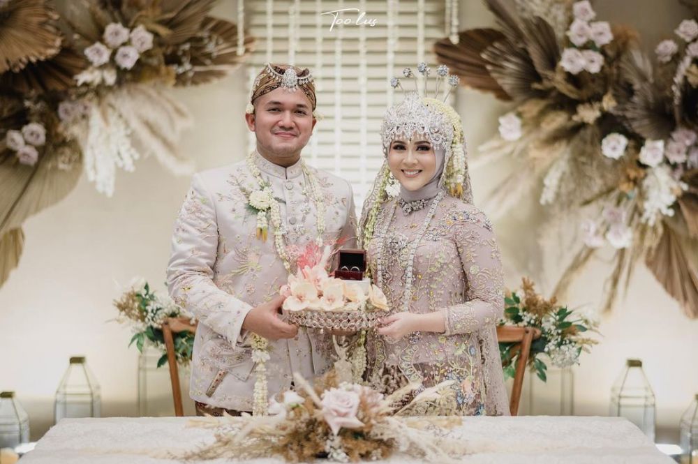 Pesona Margin Wieheerm dan 11 pesinetron menikah dengan adat Sunda