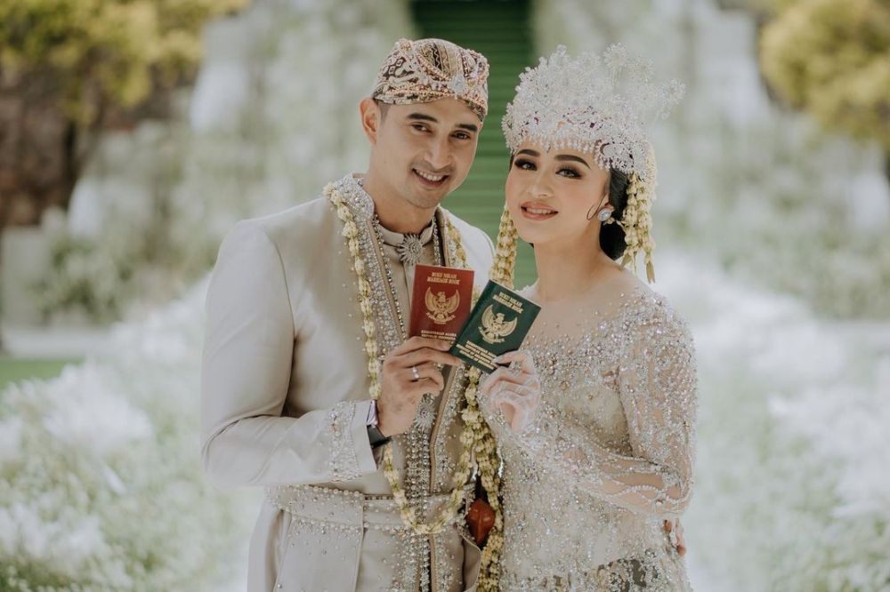 Pesona Margin Wieheerm dan 11 pesinetron menikah dengan adat Sunda