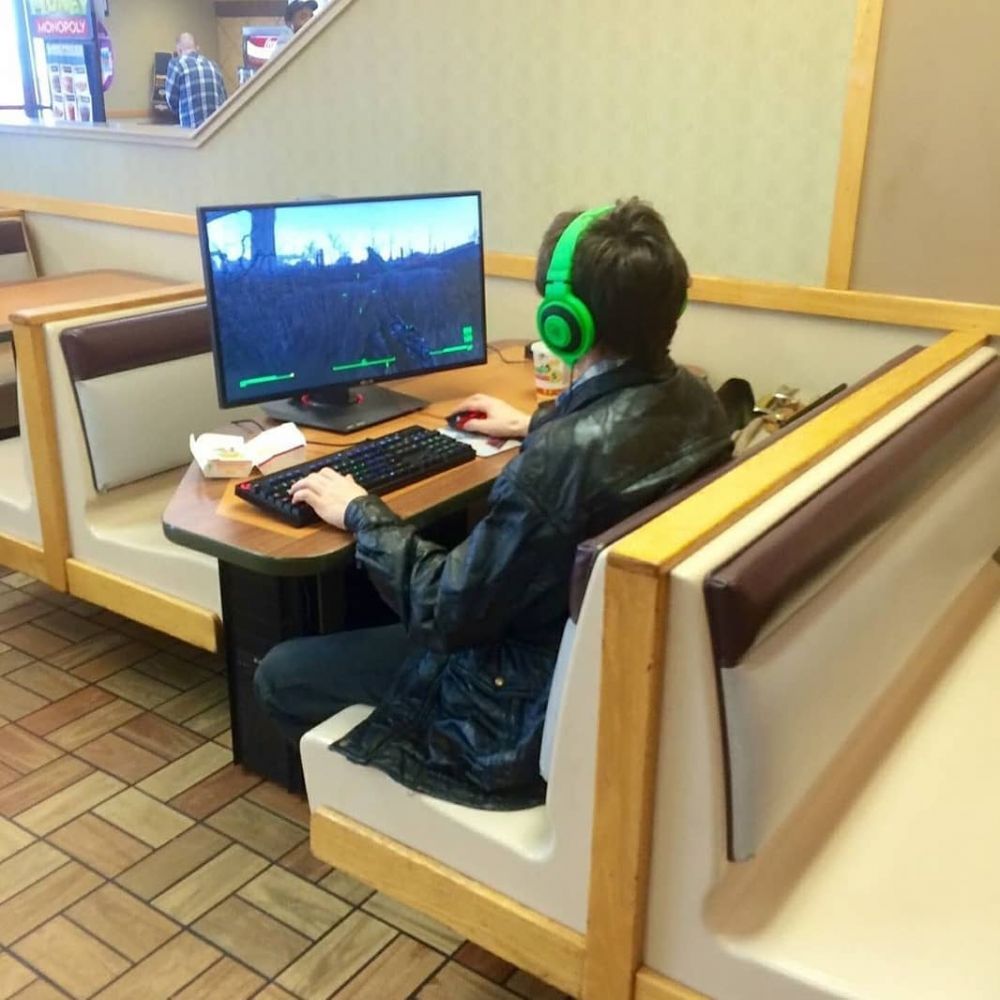 10 Potret orang pakai gadget ini kreatif tapi nyeleneh abis