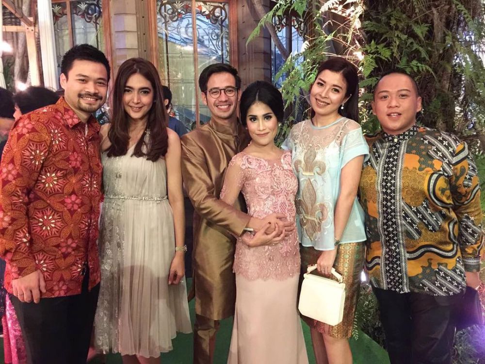 10 Gaya Nabila Syakieb saat kondangan, memesona maksimal