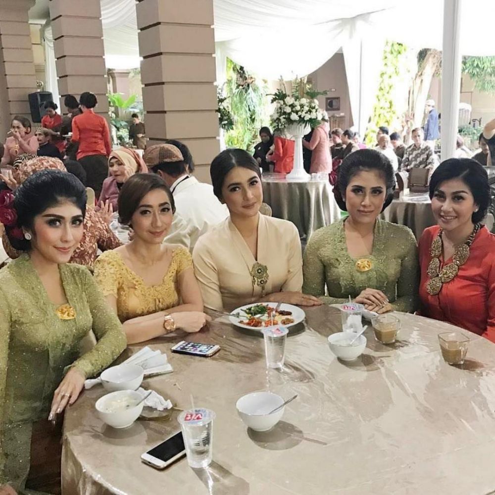 10 Gaya Nabila Syakieb saat kondangan, memesona maksimal