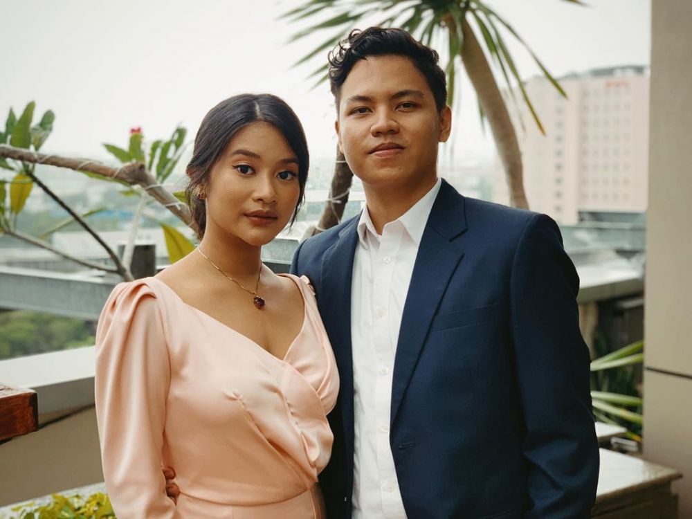 6 Pesona Siti Adira di pernikahan Ikke Nurjanah, curi perhatian