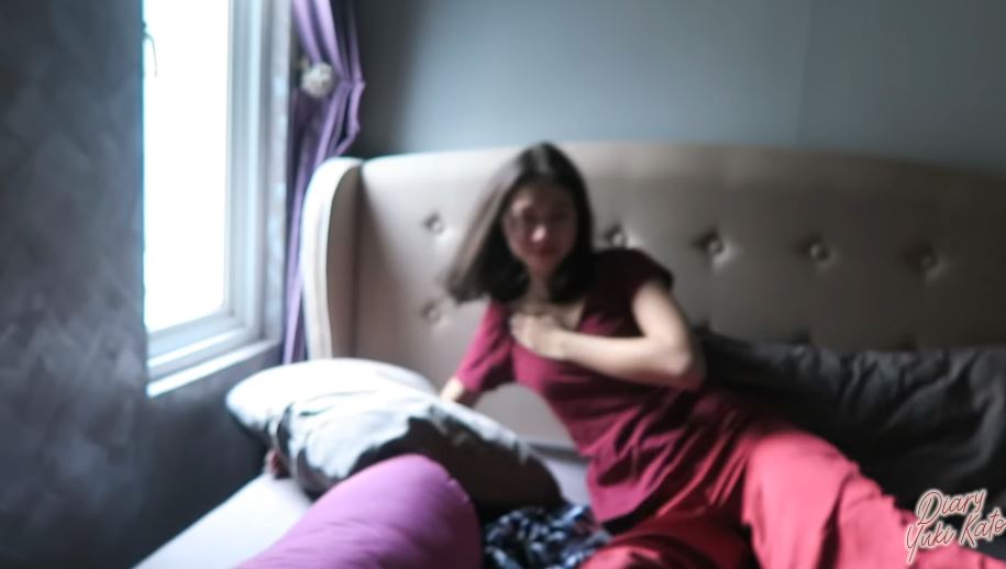 8 Penampakan kamar tidur Yuki Kato, serba ungu