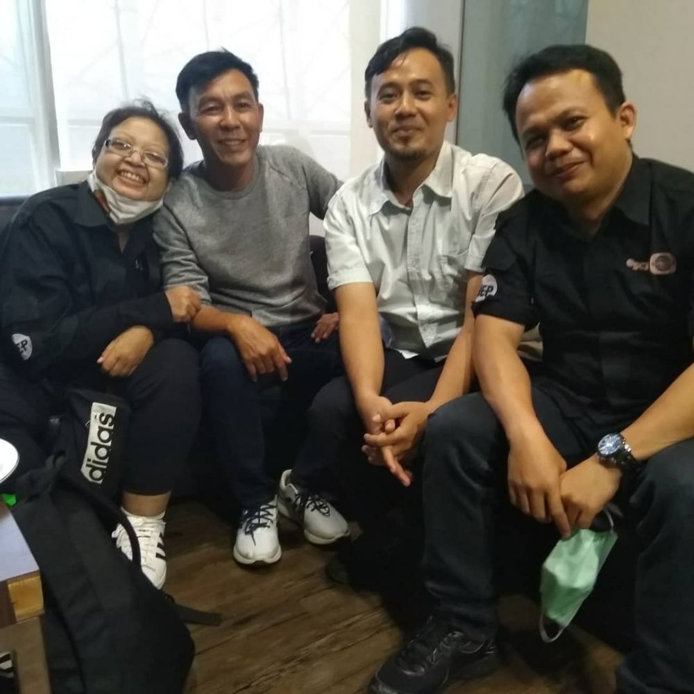 15 Tahun berlalu, intip 10 potret persahabatan pemain sitkom OB