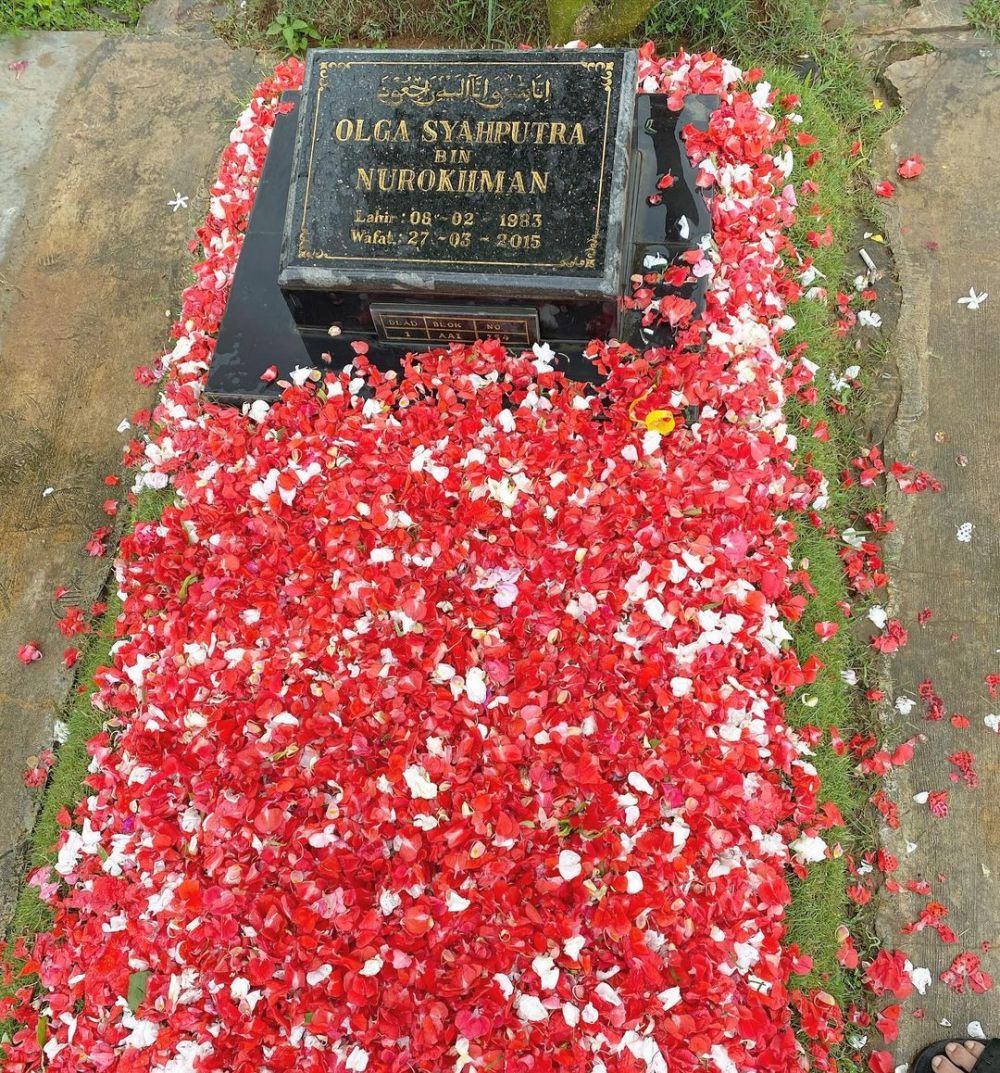 Ruben Onsu ziarah ke makam Olga Syahputra, potretnya jadi sorotan