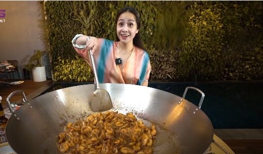 10 Momen Nagita Slavina masak udang porsi jumbo, resepnya disorot
