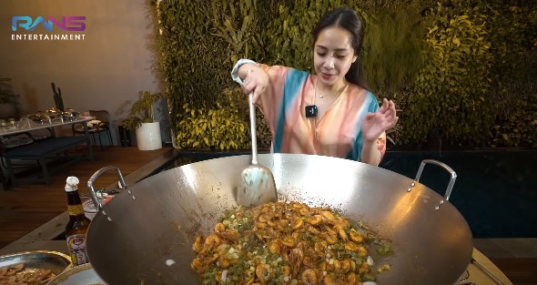 10 Momen Nagita Slavina masak udang porsi jumbo, resepnya disorot