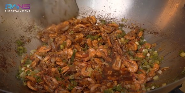 10 Momen Nagita Slavina masak udang porsi jumbo, resepnya disorot