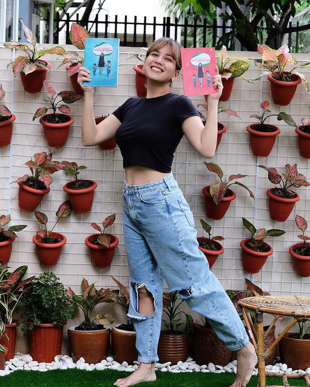 8 Potret Tya Ariestya pamer perut rata usai berat badan turun 25 kg