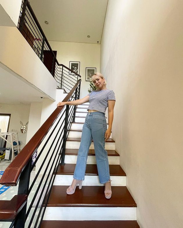 8 Potret Tya Ariestya pamer perut rata usai berat badan turun 25 kg