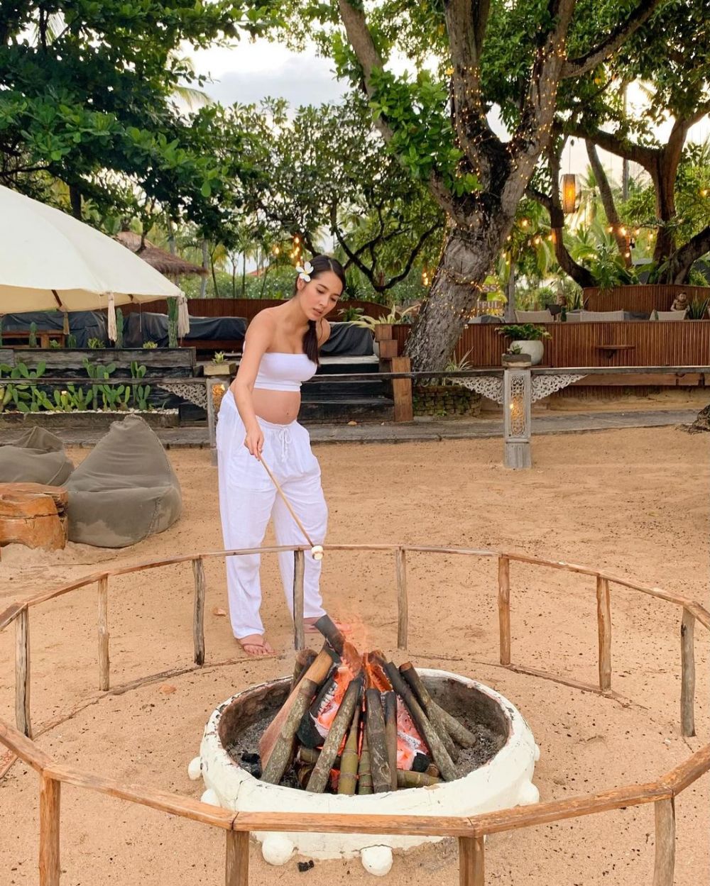 10 Gaya OOTD Niken Anjani saat hamil, auranya kian terpancar