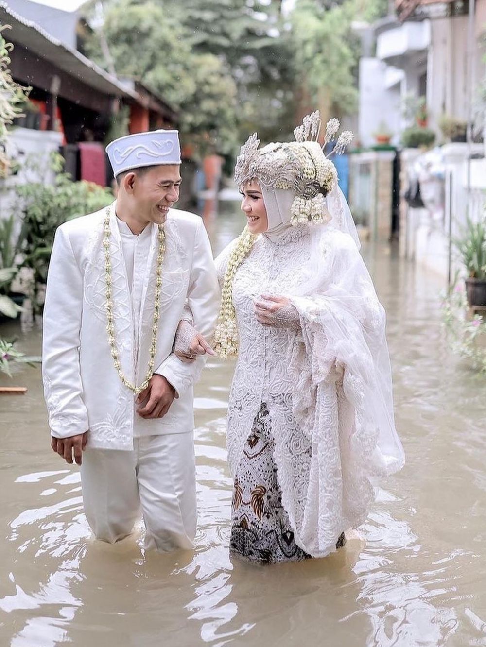 Viral kisah pasangan tetap gelar pernikahan di tengah banjir