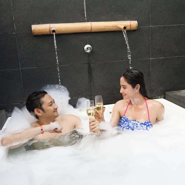 Pemotretan 7 pasangan seleb di bathtub, Ririn Ekawati kece