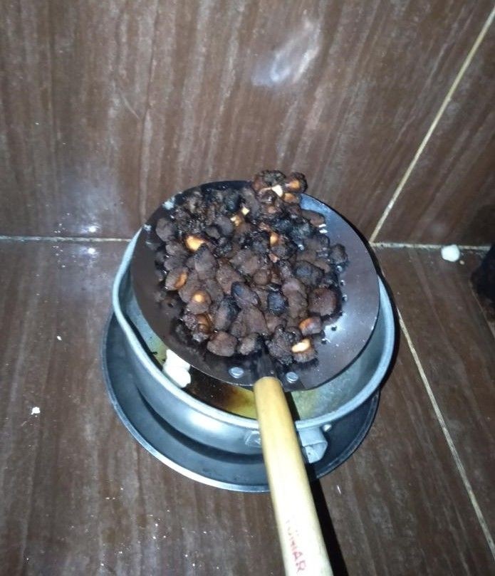 10 Momen absurd menggoreng cimol ini bikin mikir berulang kali