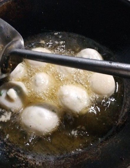 10 Momen absurd menggoreng cimol ini bikin mikir berulang kali