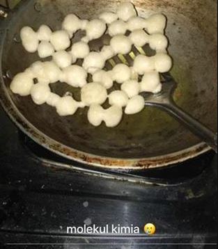 10 Momen absurd menggoreng cimol ini bikin mikir berulang kali