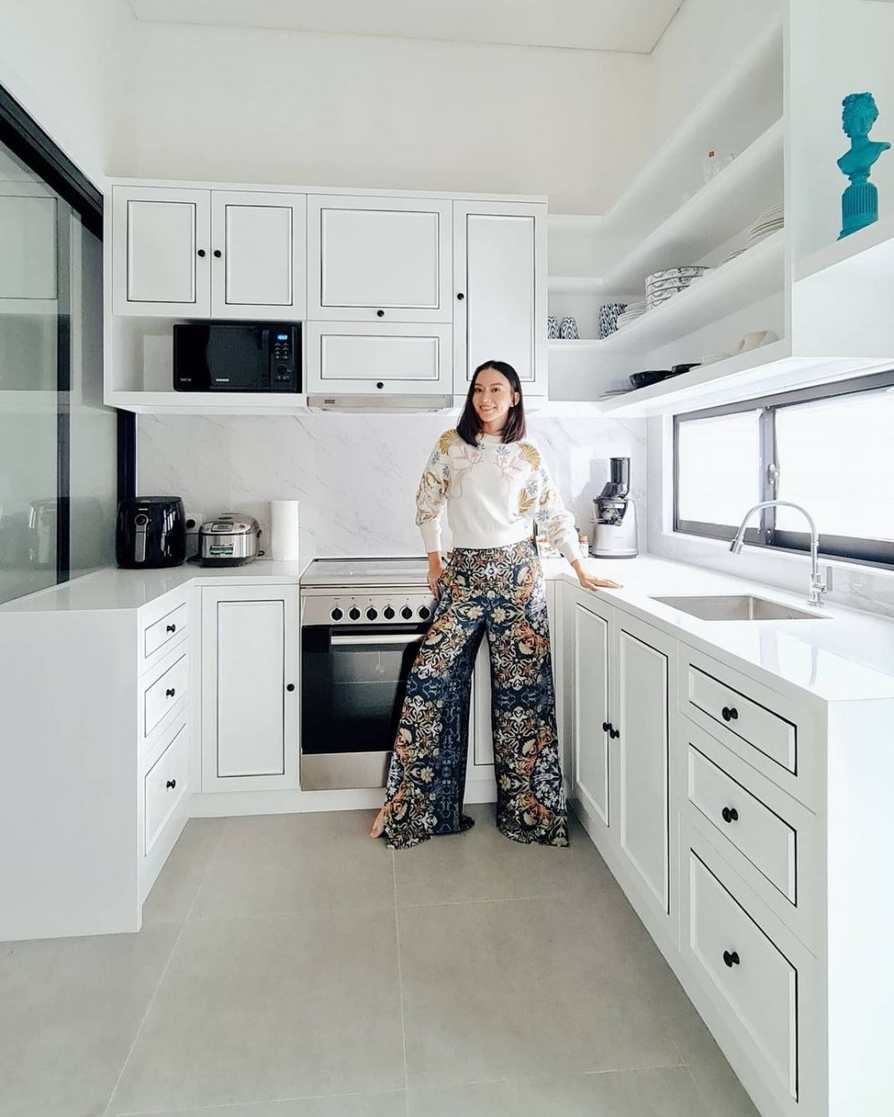 5 Potret dapur baru Karina Nadila, didesain serba putih