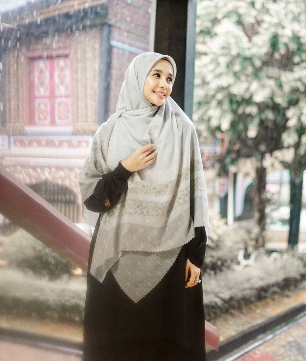 10 Potret terbaru Laudya Cynthia Bella dengan hijab syar'i