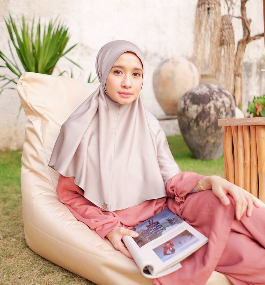10 Potret terbaru Laudya Cynthia Bella dengan hijab syar'i