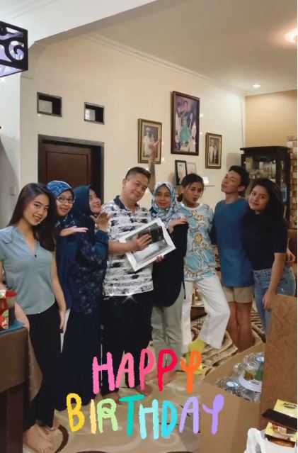 8 Momen Awkarin beri kejutan ulang tahun ayah, kadonya curi perhatian