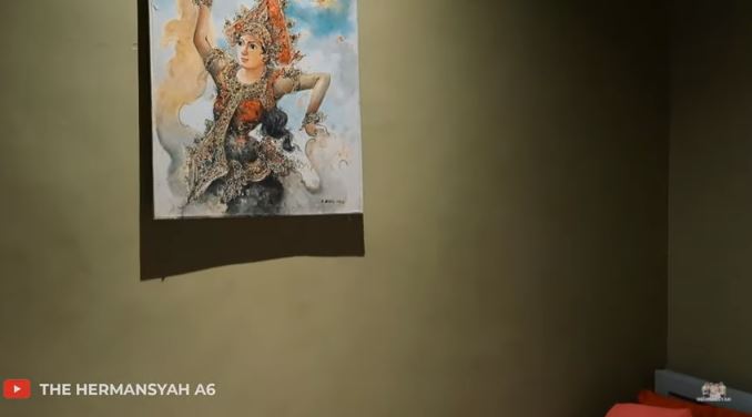 8 Potret isi kamar tidur Sarah Menzel, banyak buket bunga