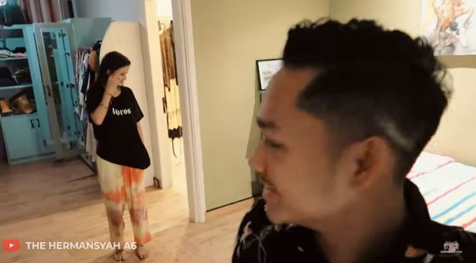 8 Potret isi kamar tidur Sarah Menzel, banyak buket bunga