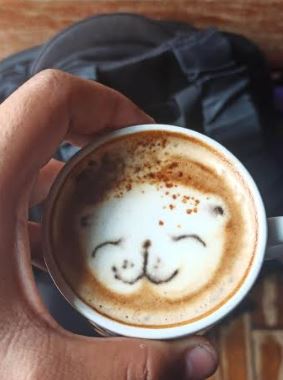 Viral video pria bikin latte art langsung di mulut peminumnya