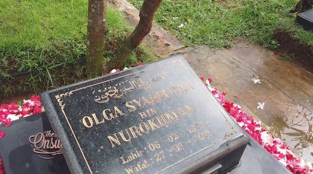8 Momen Ruben Onsu ziarah ke makam Olga Syahputra, penuh haru