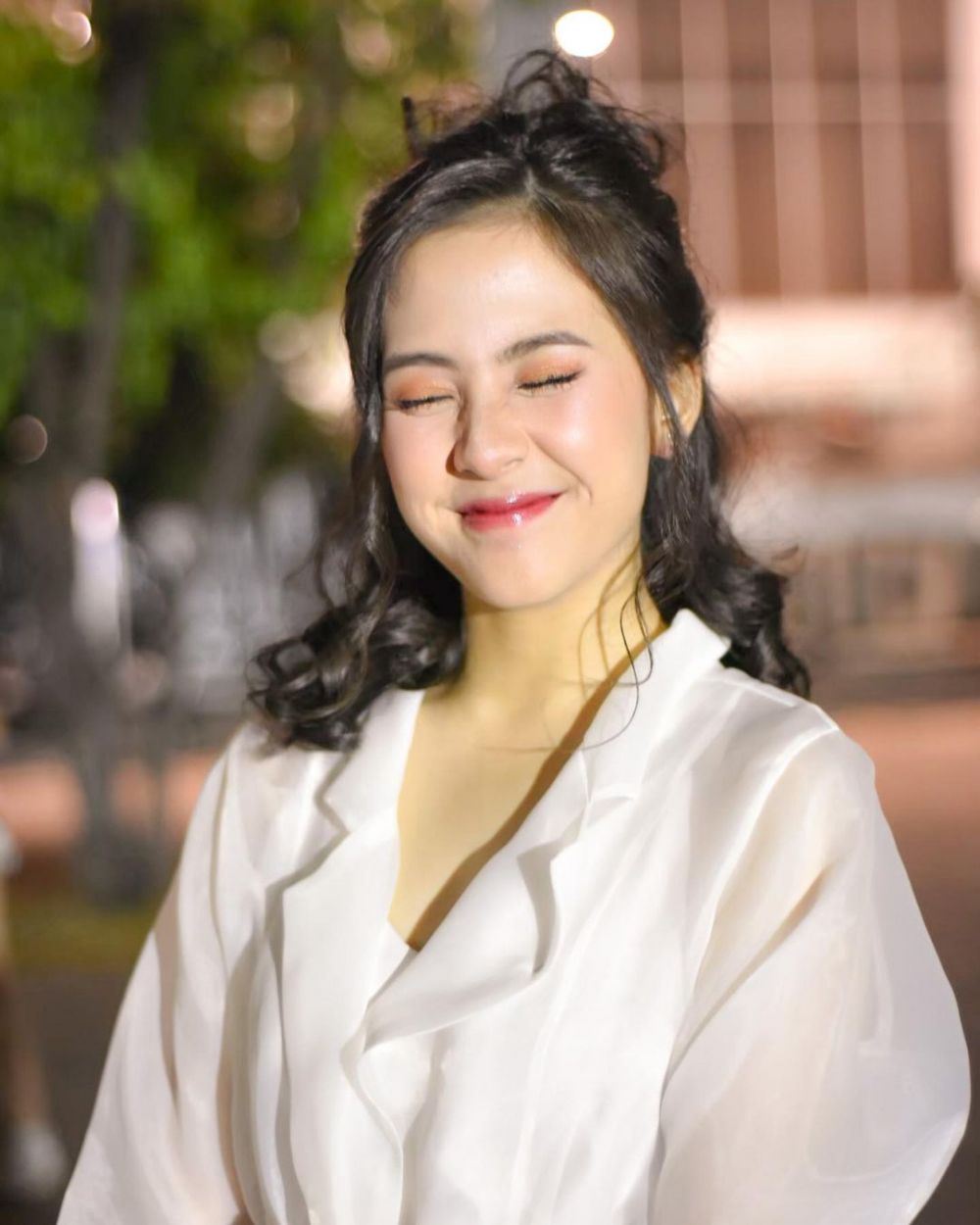 Kerap tampil natural, ini 10 potret Adhisty Zara pakai makeup tebal