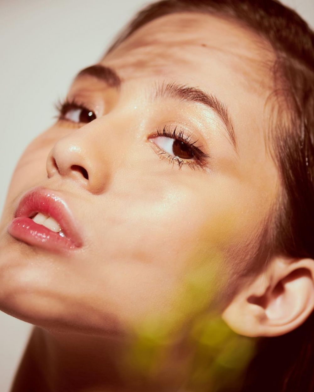 Kerap tampil natural, ini 10 potret Adhisty Zara pakai makeup tebal