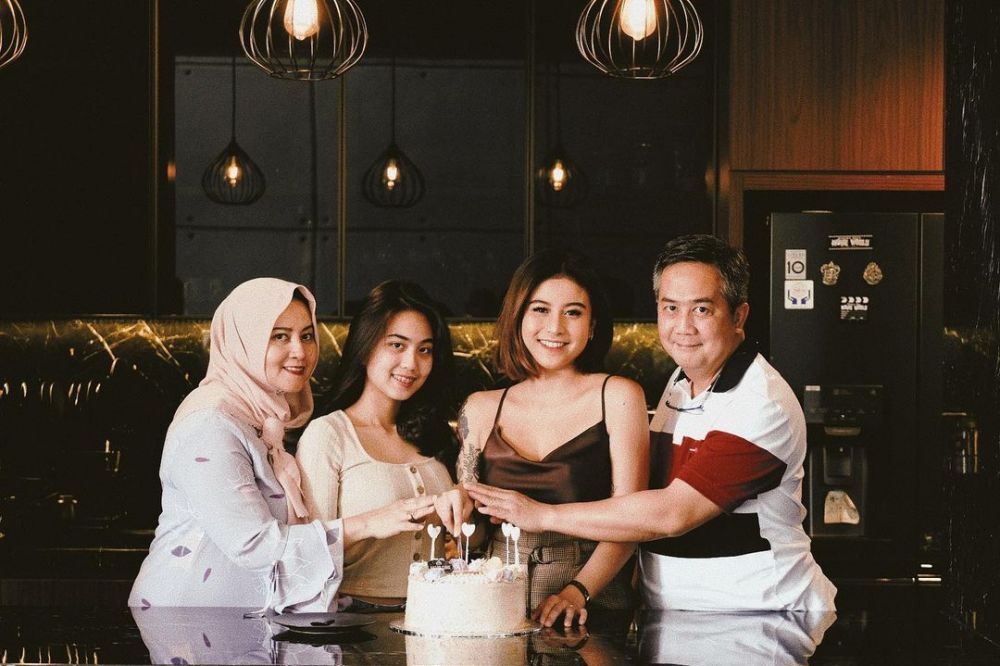 9 Momen manis kebersamaan Awkarin dengan keluarga, penuh kehangatan