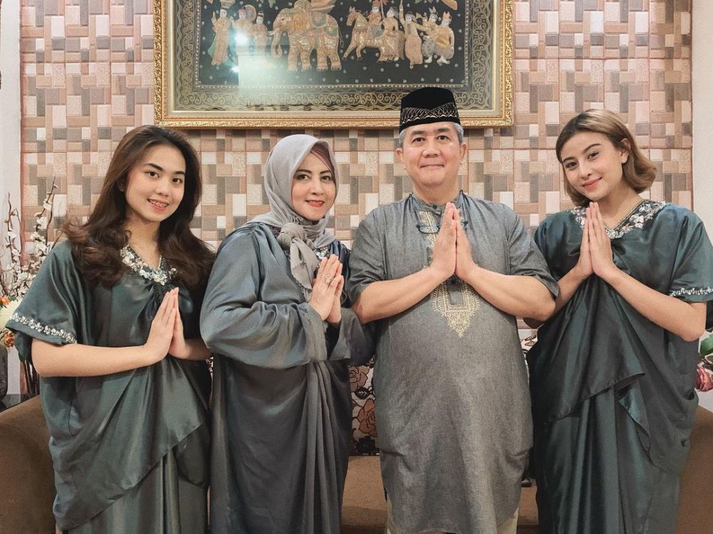 9 Momen manis kebersamaan Awkarin dengan keluarga, penuh kehangatan