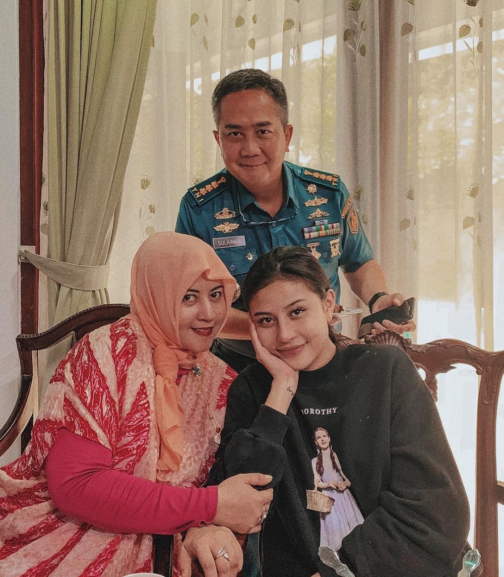 9 Momen manis kebersamaan Awkarin dengan keluarga, penuh kehangatan