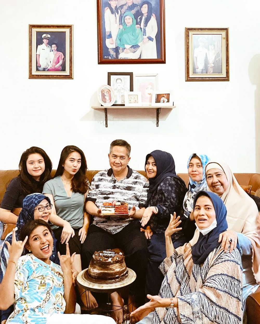 9 Momen manis kebersamaan Awkarin dengan keluarga, penuh kehangatan