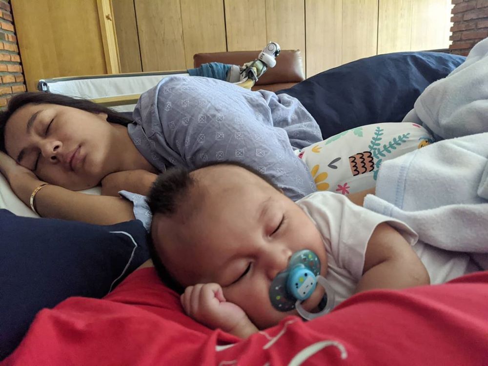 Aksi 5 seleb unggah potret istri saat tidur, jahil tapi so sweet