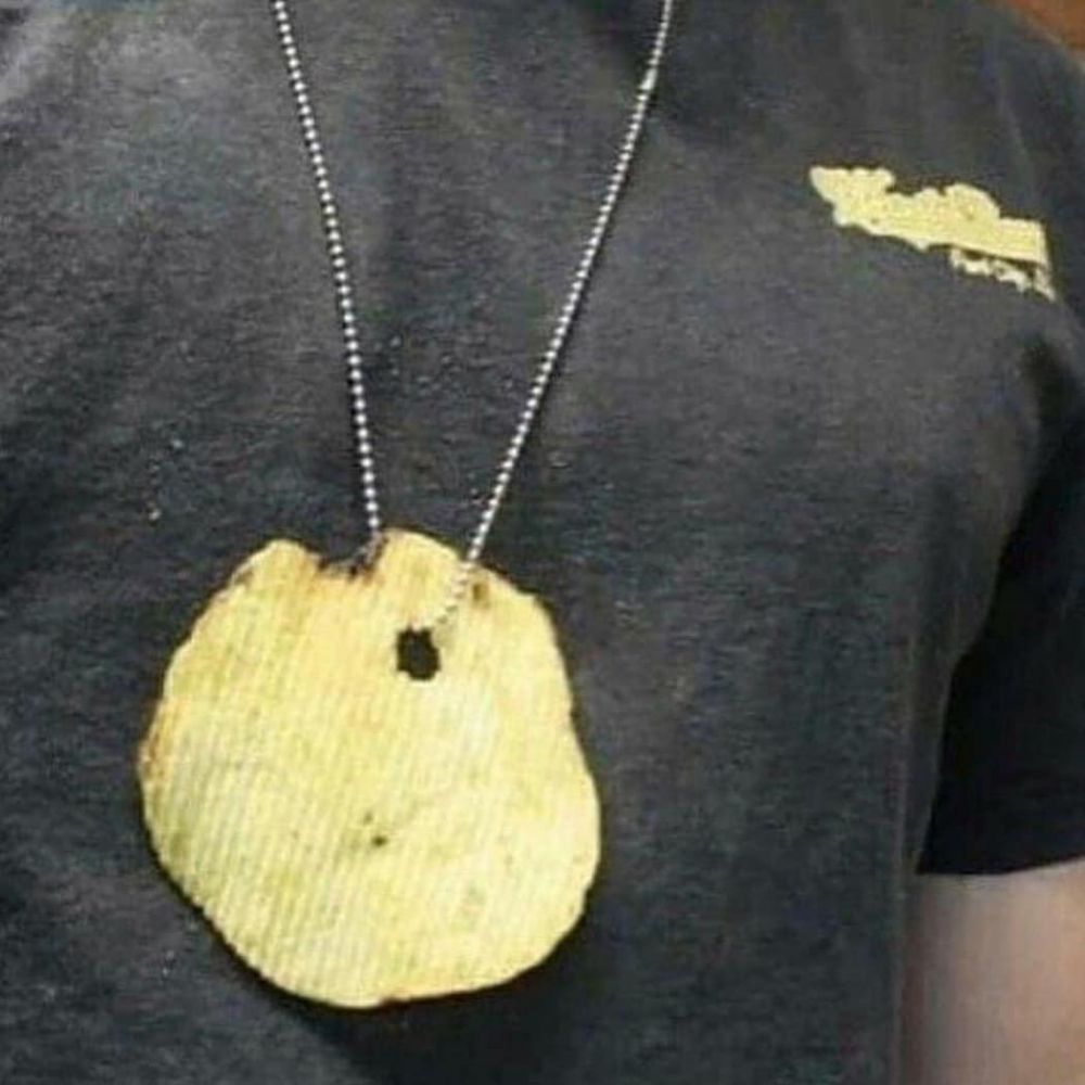 10 Desain liontin kalung ini bentuknya absurd, ada dari engsel