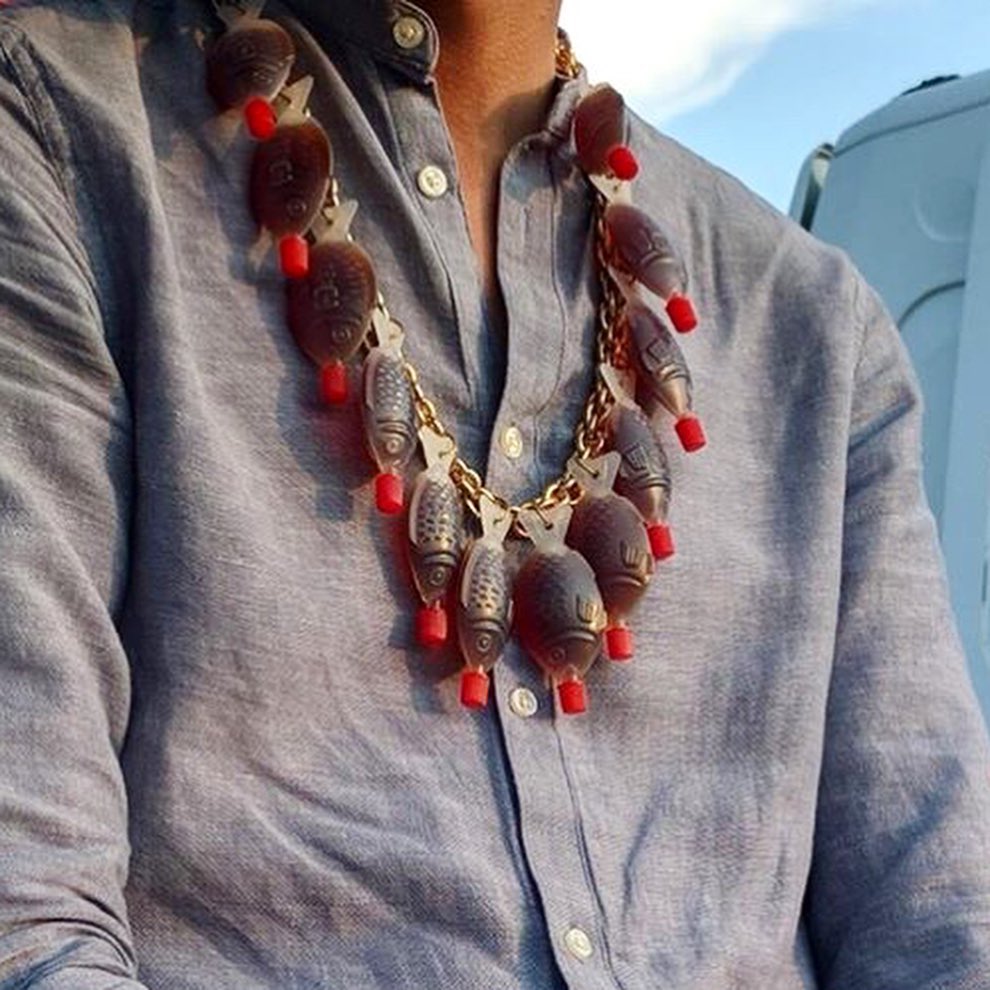 10 Desain liontin kalung ini bentuknya absurd, ada dari engsel